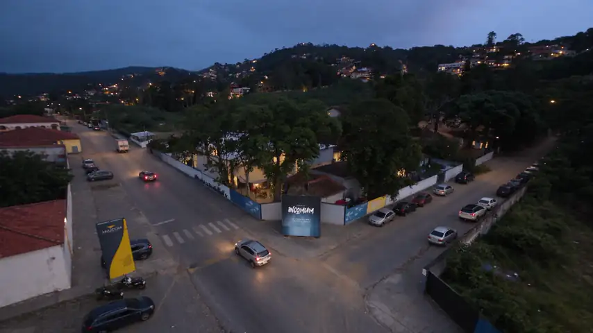 Vista aérea de drone descendo até a entrada da Igreja Incomum