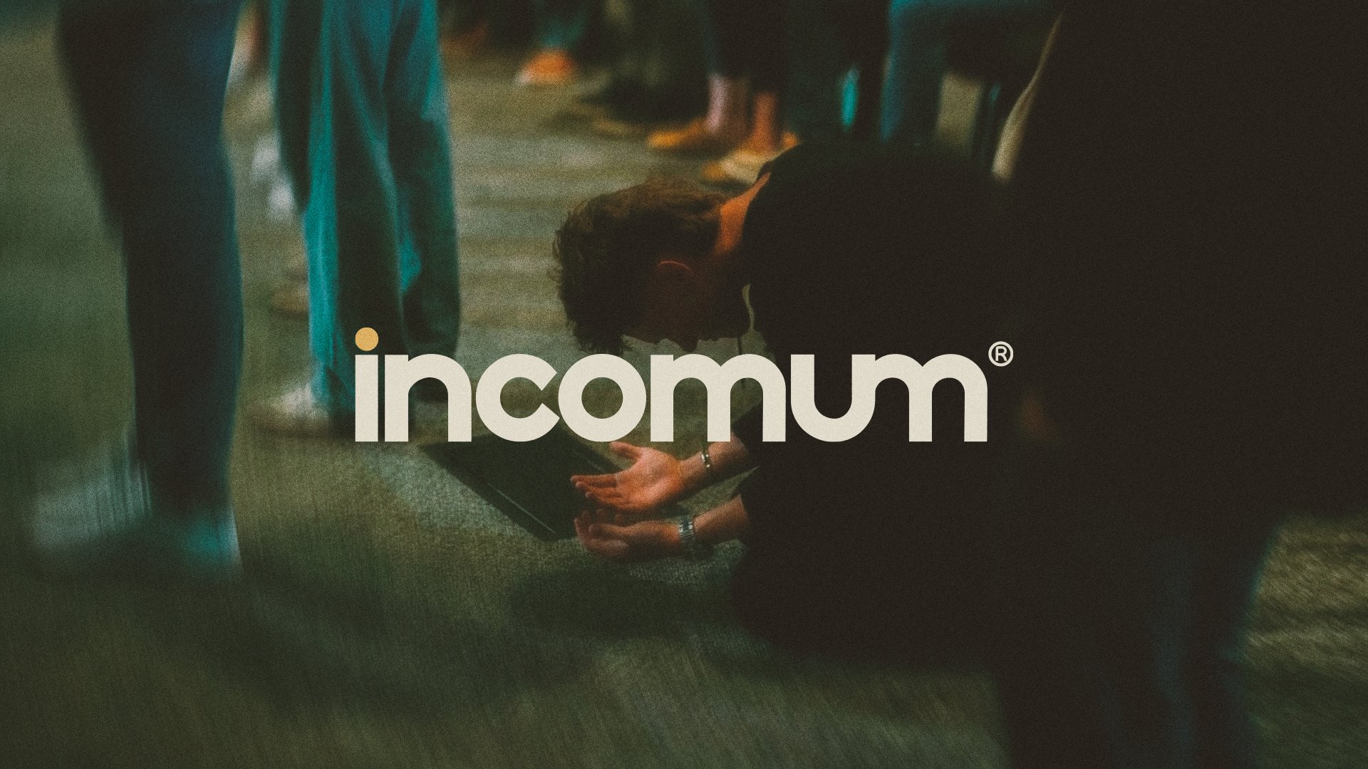 Pessoa ajoelhada em adoração durante o culto, com o logo incomum
